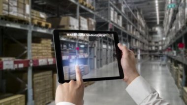 Depo yönetimi, mal teslimatının gerçek zamanlı izlenmesi için bilgisayarda becerikli bir yazılım. Bilgisayar ekranı, depolama ve tedarik zinciri dağılımı için akıllı envanter göstergesi .