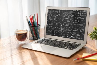 Bilgisayar ekranında bilim ve eğitim kavramını gösteren matematiksel denklemler ve modem formülü