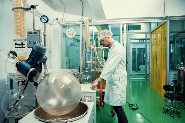 Kimyasal Süreçleri Kullanarak Esrar Cbd Yağı Tentürleri Çıkaran Bir Kimyager — Stok fotoğraf