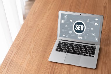 Model e-ticaret için SEO arama motoru optimizasyonu ve bilgisayar ekranında gösterilen çevrimiçi perakende işi