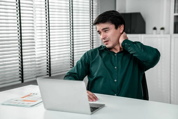 Competent Asian Office Worker Experiencing Fatigue Neck Pain Unhealthy Concept —  Fotos de Stock