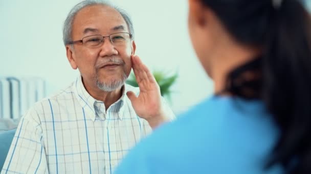 Young Female Doctor Inquires Personal Information Contented Senior Home Medical — Vídeo de Stock