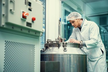 Bir bilim adamının portresi, eczacı laboratuarda bilimsel ekipman kullanarak kenevir yağı çıkarıyor. Alternatif tıbbi tedavi için esrar çıkarma kavramı. CBD petrol çıkarma kavramı.
