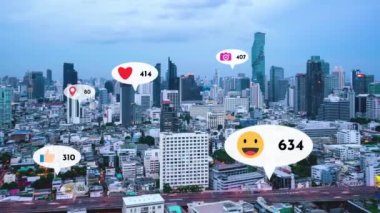 Sosyal medya simgeleri, sosyal ağ uygulama platformu üzerinden insanların karşılıklı bağlantılarını gösteriyor. Çevrimiçi toplum ve sosyal medya pazarlama stratejisi kavramı .