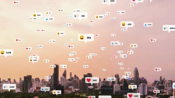 Ikon Media Sosial Terbang Atas Pusat Kota Menunjukkan Hubungan Timbal — Stok Video