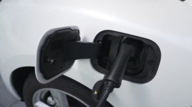 Ev şarj istasyonu, elektronik araç için sürdürülebilir, yenilenebilir enerji kaynağı, modern modern yaşam tarzı için evdeki EV arabaları sağlıyor. Çevre dostu melez elektro ve petrol aracı bataryası.