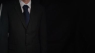 İşadamı robot sanayi devriminin ima edici teknolojisinin hologramını gösterdi. Sanal artırılmış gerçeklik, geleceksel HUD oluşturmak için 3 boyutlu görüntüleme ve animasyon ile oluşturulmuştur. .