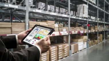 Depo yönetimi, mal teslimatının gerçek zamanlı izlenmesi için bilgisayarda becerikli bir yazılım. Bilgisayar ekranı, depolama ve tedarik zinciri dağılımı için akıllı envanter göstergesi .