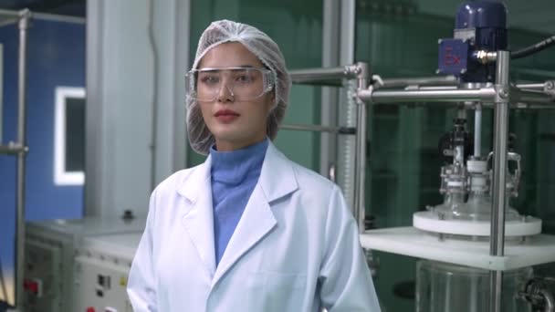 Portrait Woman Scientist Uniform Working Curative Laboratory Chemical Biomedical Experiment — Stockvideo