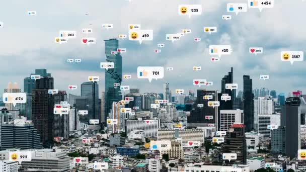 Pictogramele Social Media Zboară Peste Centrul Orașului Arătând Oamenilor Conexiunea — Videoclip de stoc