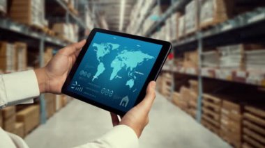 Depo yönetimi, mal teslimatının gerçek zamanlı izlenmesi için bilgisayarda becerikli bir yazılım. Bilgisayar ekranı, depolama ve tedarik zinciri dağılımı için akıllı envanter göstergesi .