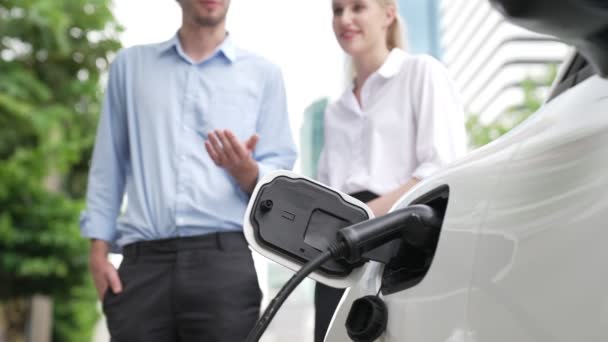 Empresário Progressivo Empresária Instalar Carregador Plug Estação Carregamento Para Carro — Vídeo de Stock