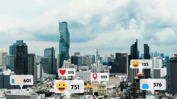 Los Iconos Las Redes Sociales Sobrevuelan Centro Ciudad Mostrando Gente — Vídeo de stock