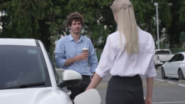 Progresivo Hombre Negocios Mujer Negocios Apoyado Coche Eléctrico Conectado Estación — Vídeos de Stock