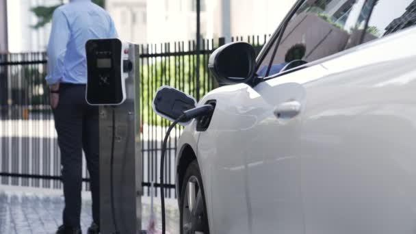 Suit Clad Businessman Progressive Ambition Leaning His Electric Vehicle While — Stock Video