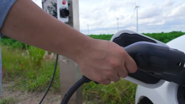 Hombre Progresivo Con Coche Eléctrico Coche Recarga Energía Estación Carga — Vídeo de stock