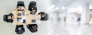 İş adamları grup toplantısı ofisteki en geniş bakış açısından çekildi. İş kadınları, iş adamları ve ofis çalışanları, proje planlama belgeleriyle takım konferansında toplantı masasında çalışıyorlar. .