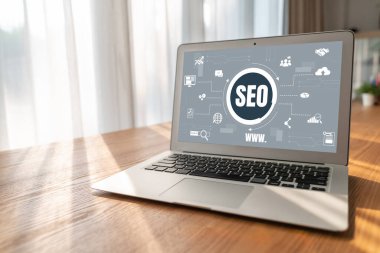 Model e-ticaret için SEO arama motoru optimizasyonu ve bilgisayar ekranında gösterilen çevrimiçi perakende işi