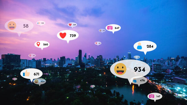 Иконки социальных сетей летают над центром города, показывая людям взаимосвязь через платформу приложений социальных сетей. Концепция маркетинговой стратегии онлайн-сообщества и социальных медиа .