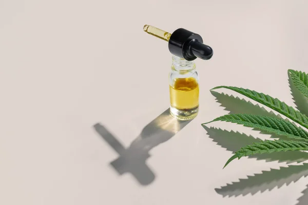 空の背景に配置されたドロッパー蓋 麻の葉と乾燥芽 麻の葉と芽とガラス瓶のCbd油製品とマリファナの機能のセット 大麻製品の概念 — ストック写真