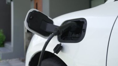Ev şarj istasyonu, elektronik araç için sürdürülebilir, yenilenebilir enerji kaynağı, modern modern yaşam tarzı için evdeki EV arabaları sağlıyor. Çevre dostu melez elektro ve petrol aracı bataryası.