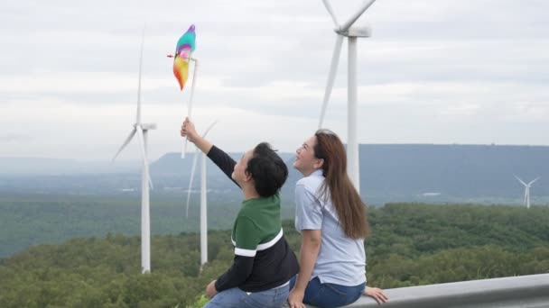 Progressiv Glückliche Mutter Und Ihr Sohn Windkraftpark Elektrischer Generator Aus — Stockvideo
