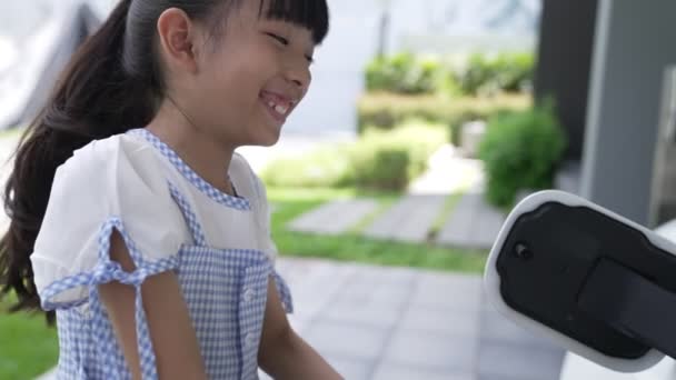 Zabawna Dziewczyna Trzymająca Wtyczkę Stację Ładowania Domu Zapewniającą Zrównoważone Źródło — Wideo stockowe
