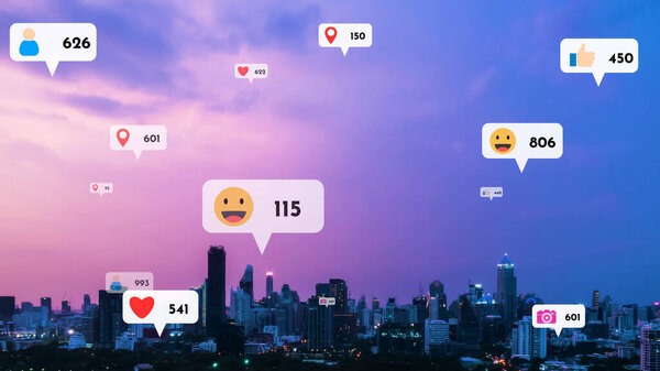 Иконки социальных сетей летают над центром города, показывая людям взаимосвязь через платформу приложений социальных сетей. Концепция маркетинговой стратегии онлайн-сообщества и социальных медиа .
