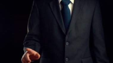 İşadamı, ticari kar artışının gelecekteki hedefe arttığını gösteren imalı bir tablo çizdi. Şirket işlerinin yükselmesi için mükemmel bir mali durum. Finans ve para teknolojisi .