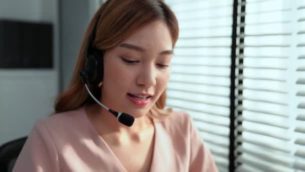 Competent Female Operator Working Computer While Talking Clients Concept Relevant — Vídeo de stock