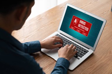 Bilgisayar ekranındaki virüs uyarısı mobil siber tehdit, hacker, bilgisayar virüsü ve kötü amaçlı yazılım tespit edildi