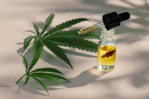 Set Von Marihuana Merkmalen Mit Cbd Ölprodukt Auf Glasflasche Mit — Stockfoto