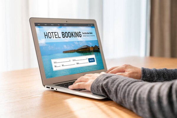 Интернет-сайт бронирования отелей предоставляет модную систему бронирования. Концепция технологий путешествия .