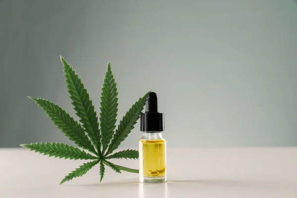 Hoja Cáñamo Cannabis Sativa Con Recipiente Aceite Cbd Con Tapa — Foto de Stock