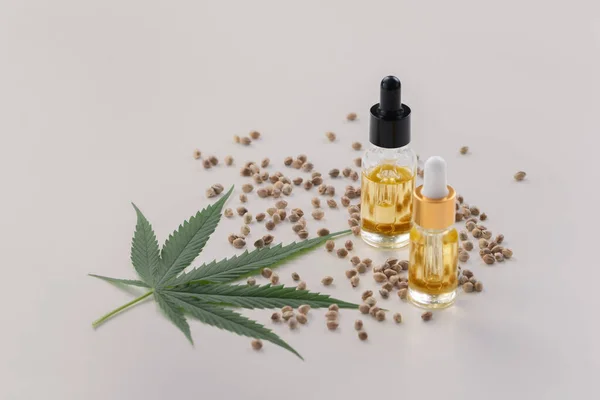 Sets Legalisiertes Marihuana Mit Cbd Flaschen Mit Tropfdeckel Sativa Grünem — Stockfoto