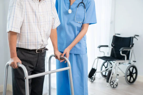 Physiotherapist Assists Contented Senior Man Folding Walker Recuperation Elderly Seniors — Foto de Stock