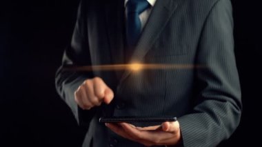 İş adamı küresel ağ iletişim imalı teknolojisinin hologramını gösterdi. Sanal artırılmış gerçeklik, geleceksel HUD oluşturmak için 3 boyutlu görüntüleme ve animasyon ile oluşturulmuştur. .