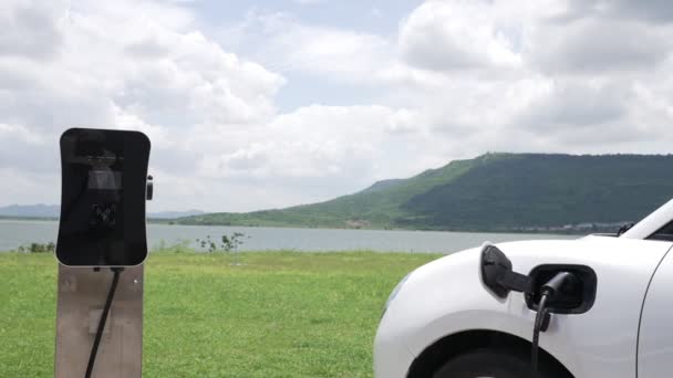 Concepto Progresivo Vehículo Eléctrico Coche Junto Con Estación Carga Fondo — Vídeo de stock