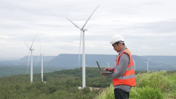 Inżynier Pracujący Farmie Wiatrowej Szczycie Wzgórza Lub Góry Wsi Postępowy — Wideo stockowe