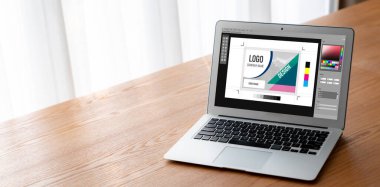 Web sayfasının modern tasarımı ve bilgisayar ekranında gösterilen ticari reklamlar için grafiksel tasarımcı yazılımı