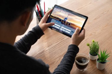 Online uçuş rezervasyon sitesi mod rezervasyon sistemi sağlar. Seyahat teknolojisi kavramı .