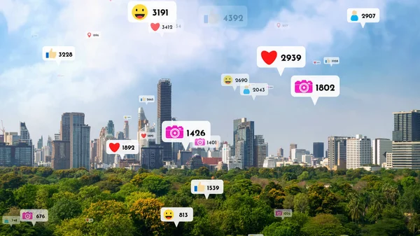 Иконки Социальных Сетей Летают Над Центром Города Показывая Людям Взаимосвязь — стоковое фото