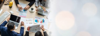 İş adamları grup toplantısı ofisteki en geniş bakış açısından çekildi. İş kadınları, iş adamları ve ofis çalışanları, proje planlama belgeleriyle takım konferansında toplantı masasında çalışıyorlar. .