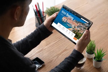 Çevrimiçi otel konaklama rezervasyon sitesi mod rezervasyon sistemi sağlar. Seyahat teknolojisi kavramı .