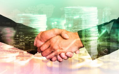 Ekonomik refah ve para teknolojisinin varlık geçmişi üzerine iş tokalaşması. Değerli borsaya yatırım yaparak ekonomik ve finansal büyüme ile refah kar birimi ticareti elde edilir