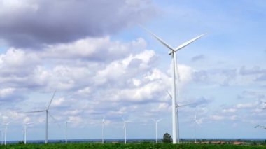 Rüzgarı yenilenebilir enerji kaynağı olarak kullanmanın yenilikçi yolu yeşil tarla veya tepedeki rüzgar türbini çiftliği ile modern yaşam biçimine güç sağlamaktır. Yel değirmeni jeneratörü karbondioksit salınımı olmadan elektrik üretir.