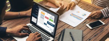 İnternet sitesindeki modish regrition için çevrimiçi aplikasyon rezervasyon takvimi