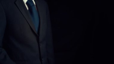 İşadamı, iş zekası hologramının ima edici bir teknoloji olduğunu gösteriyor. Sanal artırılmış gerçeklik, geleceksel HUD oluşturmak için 3 boyutlu görüntüleme ve animasyon ile oluşturulmuştur. .
