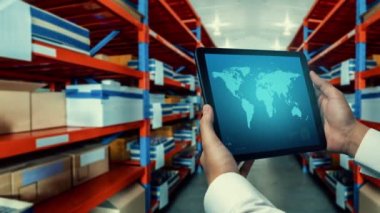 Depo yönetimi, mal teslimatının gerçek zamanlı izlenmesi için bilgisayarda becerikli bir yazılım. Bilgisayar ekranı, depolama ve tedarik zinciri dağılımı için akıllı envanter göstergesi .