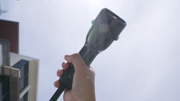 Ręka Bliska Chwytająca Wtyczkę Pojazdu Elektrycznego Południowym Niebem Tle Jako — Wideo stockowe